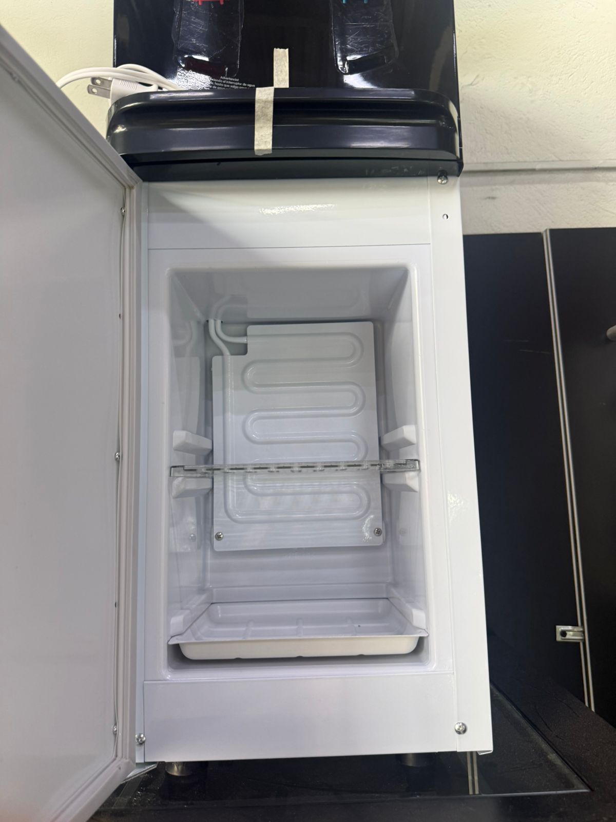 Dispensador De Agua Con Nevera Visivo