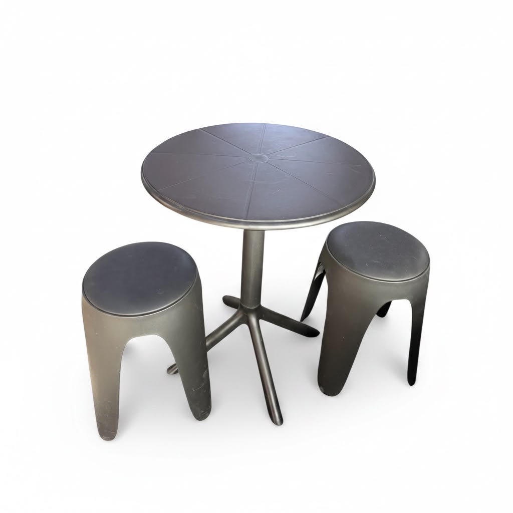 Combo Dummi - Mesa Plastica Con Dos Butacos Premium Acolchados - Muebles Dummi