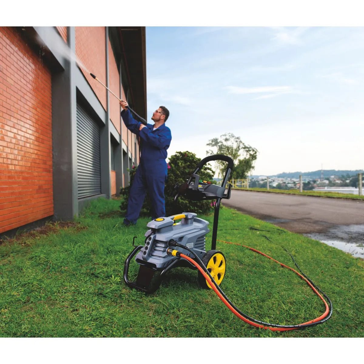 Lavadora de Alta Presión Tramontina MASTER 2100 W con Manguera de Alta Presión de 10 m, Chorro Regulable, 2300 psi - Muebles Dummi
