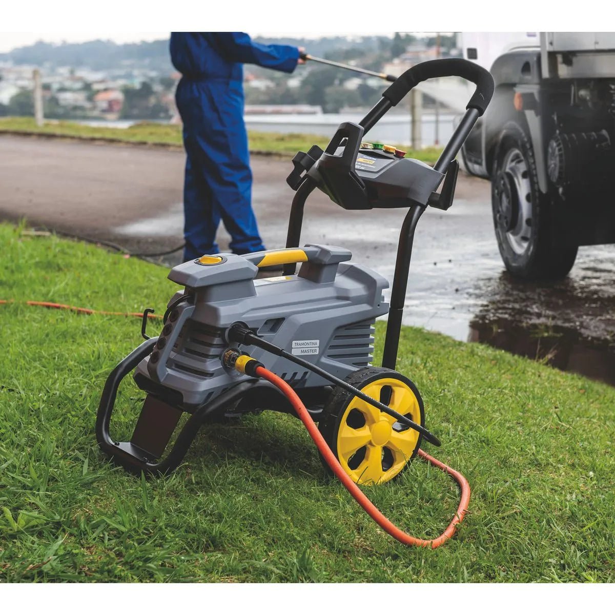 Lavadora de Alta Presión Tramontina MASTER 2100 W con Manguera de Alta Presión de 10 m, Chorro Regulable, 2300 psi - Muebles Dummi